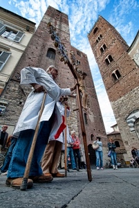 torri, crocifisso, finestre, croce, gente, devozione, bastone, cielo, prospettiva, piazza, corteo, passanti