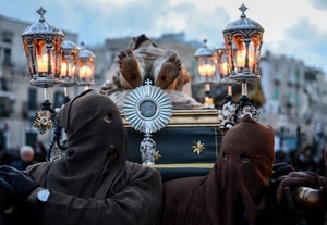 processione, cappucci, lampade, incappucciati, persone, devozione, piedi, croce, croci, orologio, morto, cristo, ostensorio, due, maschere