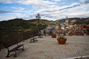panchine, campanile, vasi, piazza, lampione, case, paese, cielo, colline, nuvole, piante, terrazza, scorcio, borgo, paesaggio, montagne, chiesa, belvedere, panorama, ringhiera