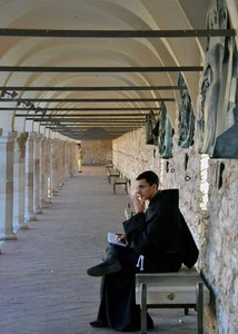 frate, colonne, panchine, portico, archi, saio, religioso, seduto, prospettiva, chiostro, monaco, libro, occhiali, panchina