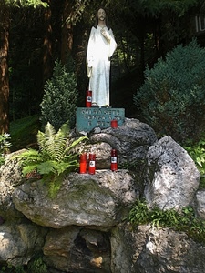 statua, piante, devozione, lumini, pietre, rocce, sassi, ceri, cristo, verde
