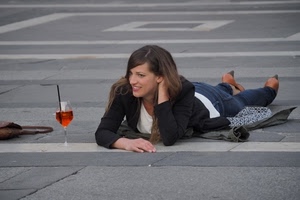 donna, bicchiere, capelli, sdraiata, cannuccia, piazza, distesa, aperitivo, rosso, cocktail, gambe