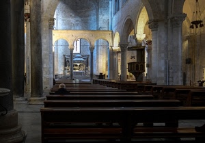 chiesa, colonne, archi, altare, panche, banchi, devozione, pulpito, capitelli, pilastri, luce, persona
