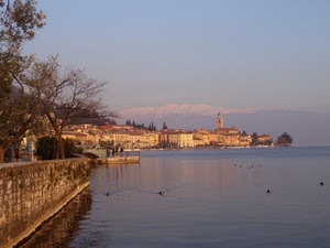 alberi, lago, campanile, acqua, cielo, montagne, anatre, panorama, pontile, muro, case, paese, borgo, muretto, rive, chiesa, neve, azzurro, paesaggio
