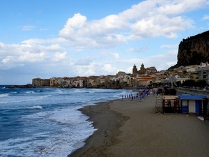 spiaggia, mare, ombrelloni, onde, case, chiesa, acqua, nuvole, sabbia, cielo, paese, panorama, borgo, campanili, cefalù, riva, città, paesaggio
