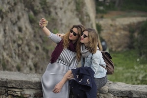 donne, occhiali, due, selfie, righe, muretto, cellulare