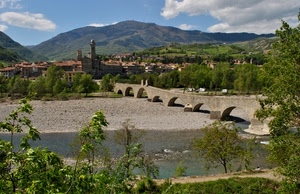 alberi, ponte, fiume, archi, paese, verde, campanile, acqua, nuvole, cielo, panorama, case, montagne, piante, colline, tetti, borgo, paesaggio