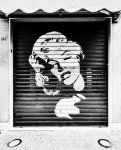 donna, serranda, negozio, saracinesca, bianconero, nero, bocca, bianco, volto, attrice, tenda, capelli, marciapiede, occhi, murale, murales, marilyn, viso, ritratto, naso