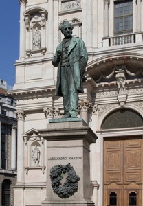 statua, portone, balcone, monumento, corona, scrittore, manzoni, piedistallo, colonne, bronzo, arco, finestra, scultura, edificio, statue, chiesa