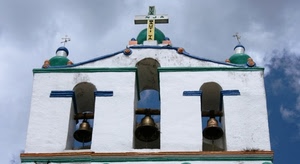 campane, croce, nuvole, cielo, tre, bianco, campanile, azzurro, verde, chiesa, croci, archi, scritte, finestre, vela