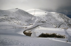 neve, bianco, montagna, montagne, inverno, strada, impianti, seggiovia, case, nuvole, cielo, parcheggio, paesaggio