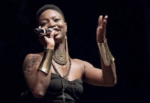 donna, bracciali, microfono, cantante, nero, collana, cantare, orecchini, croce, braccia, musica, collane, mani, colore, crocifisso, artista, sorriso