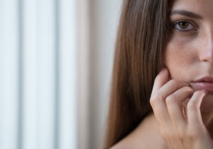 donna, mano, occhio, capelli, viso, dita, occhi