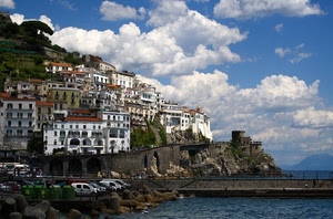 nuvole, cielo, case, mare, acqua, borgo, azzurro, scogli, alberi, automobili, pontile, molo, torre, finestre, panorama, auto, scogliera, costa, strada, scorcio, palazzi, lago, promontorio, paese, paesaggio