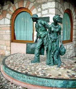 monumento, finestre, statue, tende, bambino, donna, uomo, archi, verde, emigranti, due