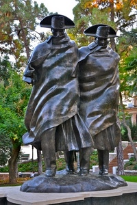 monumento, statue, due, alberi, carabinieri, cappelli