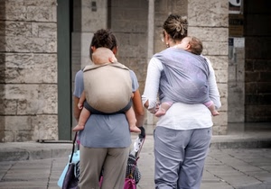 donne, bambini, due, passeggino, mamme, spalle, marsupio, neonati, carrozzina