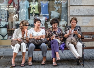 panchina, donne, quattro, vetrina, sedute, pantaloni, borse, manichini, abbigliamento, intimo, vestiti, occhiali, biancheria, cellulari, persone, sandali, signore