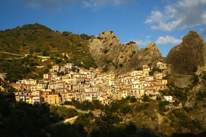 case, paese, nuvole, cielo, montagna, alberi, borgo, montagne, azzurro, rocce, verde, panorama, paesaggio, strade, roccia, finestre