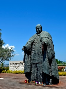 statua, papa, cielo, ceri, azzurro, scultura, alberi, candele, mani, siepe, monumento, lumini, papà, devozione, rosario, mantello, santo, corona, nuvola