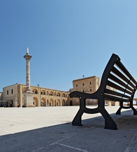 panchina, piazza, cielo, colonna, archi, chiesa, ombra, obelisco