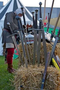 spade, paglia, tenda, medioevo, figurante, soldato, guerriero, costume, corazza