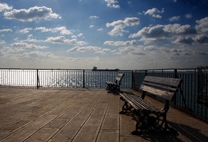 nuvole, mare, panchine, ringhiera, cielo, nave, terrazza, azzurro, ombre, acqua, legno, bianco