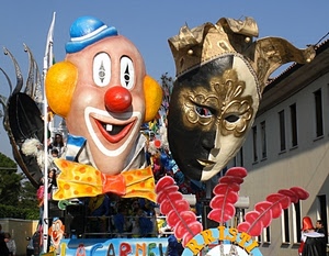 carnevale, maschere, pagliaccio, colori, carri, clown, azzurro, cielo, cappello, rosso, giallo, oro, finestre, bianco, case, carro, naso