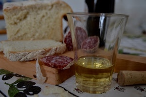 salame, bicchiere, pane, vino, vetro, tappo, tagliere, cibo, olive, bianco, tovaglia, legno, tavola, trasparenza