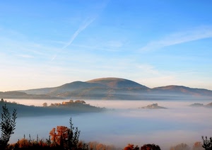 nebbia, alberi, cielo, azzurro, colline, paesaggio, nuvole, verde, foschia, panorama, montagna, montagne, rosso, rami