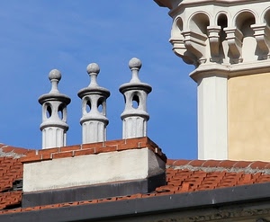 tre, comignoli, tetto, tegole, cielo, mattoni, grondaia, bianco