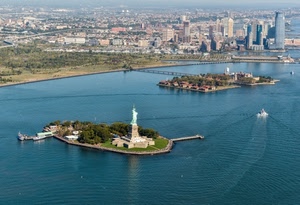 statua, grattacieli, acqua, isole, libertà, america, città, fiume, panorama, verde, ponte, metropoli, mare, alberi, isola, scia, case, azzurro, barche