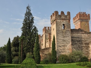alberi, castello, merli, torri, verde, cielo, prato, erba, mura, nuvole, finestre, torre, parco, fortezza, azzurro, piante