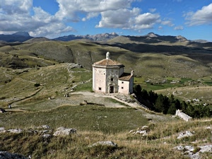 nuvole, cielo, chiesa, alberi, verde, azzurro, montagne, colline, montagna, abruzzo, erba, prati, bianco, finestre, cappella, prato, campanile, porta, calascio, bosco, sentieri, panorama, ombre