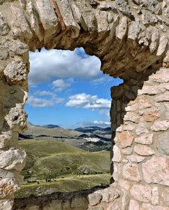 cielo, nuvole, verde, panorama, pietre, azzurro, colline, finestra, montagne, pietra, muro, arco, erba, affaccio, cornice, bianco, collina, paesaggio, sassi