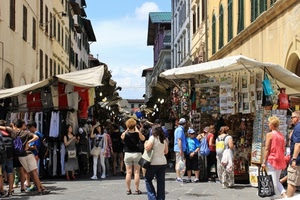 mercato, finestre, persone, bancarelle, strada, case, folla, borse, via, cielo, città, banchi, turisti, merce, cartoline, abiti, gente, luci, estate