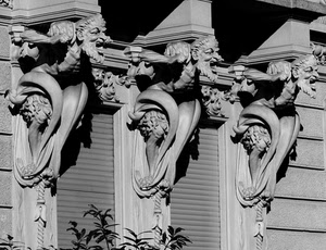 bianconero, tre, statue, finestre, grigio, sculture, cariatidi, ombra, capitelli, liberty, palazzo, bianco