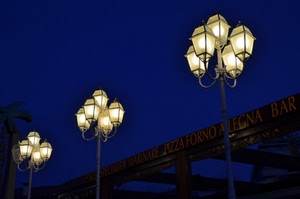 lampioni, luci, blu, tre, notte, scritte, sera, pizza, pizzeria, notturno