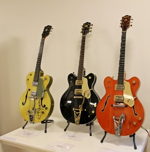 chitarre, tre, nero, giallo, corde, strumenti, musica, arancione, rosso, elettriche, tavolo, esposizione