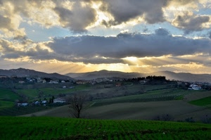 colline, nuvole, cielo, verde, tramonto, raggi, case, campi, campagna, panorama, alberi, alba, paesaggio, montagne, albero, coltivazioni