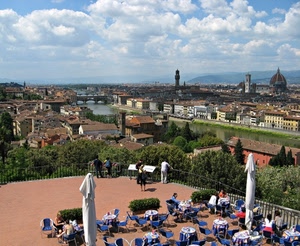 fiume, cielo, panorama, firenze, nuvole, ombrelloni, tavolini, cupola, ponte, città, alberi, campanile, arno, belvedere, persone, terrazzo, tetti, terrazza, bar, torre, ringhiera