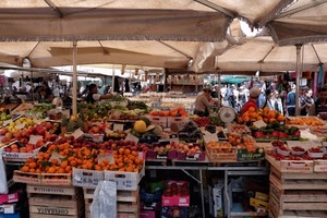 mercato, frutta, cassette, verdura, ombrelloni, bilancia, banchi, arance, fragole, persone, bancarelle, colori, bilance, tende, sacchetti