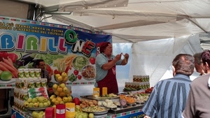 frutta, mercato, persone, rosso, bancarella, verdura, venditore, giallo, banco, grembiule, scritta, cappello, bianco, attrezzi, mele, imbonitore, scritte, clienti