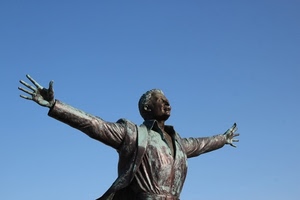 statua, braccia, cielo, volare, mani, bronzo, modugno, cantante, azzurro, uomo, polignano, libertà, scultura, aperte, dita
