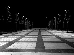 lampioni, notte, prospettiva, bianconero, luci, piazza, piastrelle, mattonelle, pavimentazione, geometrico