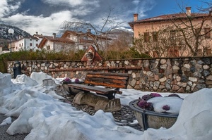 neve, panchina, case, nuvole, alberi, inverno, cielo, muro, comignoli, lampione, muretto, fiori, vaso