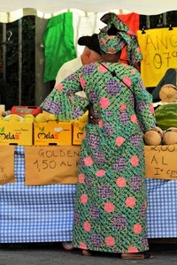frutta, mercato, donna, bandiera, vestito, mele, prezzi, abito, numeri, meloni, spalle, giallo, bancarella, turbante, colori, quadretti, anguria, schiena, azzurro, banco, scritte, cartelli, tricolore, foulard