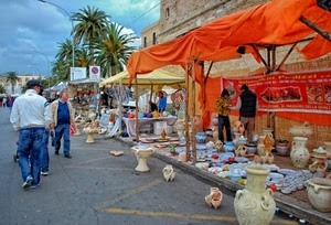 mercato, palme, vasi, persone, passanti, bancarelle, cielo, alberi, tende, strada, nuvole, arancione, lampioni, ceramiche, esposizione, gazebo, tenda, verde, case, venditori, anfore, piatti