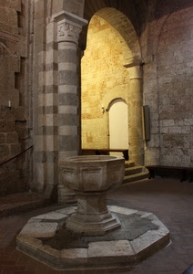 chiesa, colonne, arco, interno, fonte, battistero, gradini, luce, marmo, scorcio, battesimo