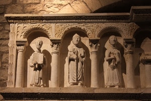 colonne, statue, tre, capitelli, archi, santi, sculture, bastone, turibolo, libro, chiesa